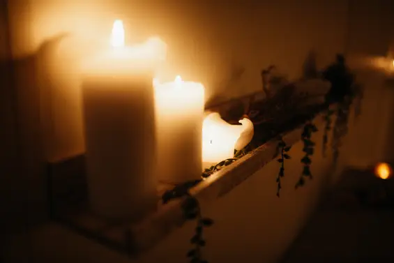 Wanddeko mit Kerzen und Trockenblumen